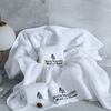 Serviettes d'hôtel de boutique de couleur blanche superbe de coton de 100% avec le logo de broderie
