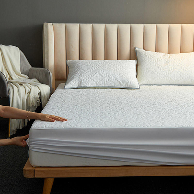 Protecteurs imperméables Le protège-matelas ajusté bloque la couverture de lit de motel d'acariens de la poussière